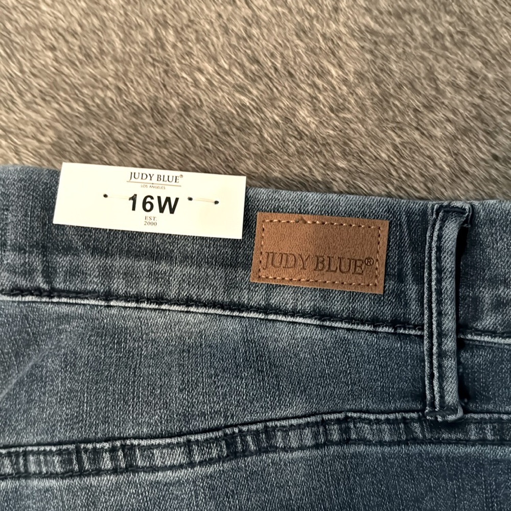 Judy Blue elastic waist capri NWT